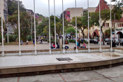 Parado há alguns meses, o chafariz da Praça Dermeval Barbosa Moreira deve voltar a funcionar em breve. Ganhará, inclusive, uma remodelação total, com recursos do governo do estado. Além da recuperação em si, o projeto prevê decks nas suas laterais contrárias às bandeiras, para exposição de flores Parado há alguns meses, o chafariz da Praça Dermeval Barbosa Moreira deve voltar a funcionar em breve. Ganhará, inclusive, uma remodelação total, com recursos do governo do estado. Além da recuperação em si, o projeto prevê decks nas suas laterais contrárias às bandeiras, para exposição de flores