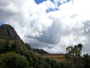 Cenas de Nova Friburgo em olhar. O tradicional Colégio Anchieta, com sua linda arquitetura, compõe uma bela paisagem em qualquer um de seus ângulos
