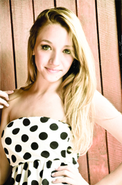 Larissa Manger
por Suzana Fonseca Larissa Manger
por Suzana Fonseca