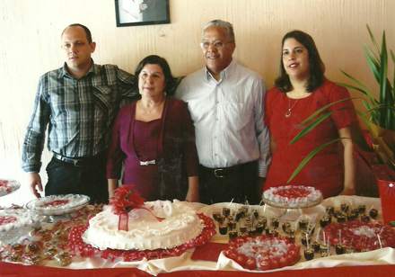 Maria Lúcia-Ruy Paulo Rodrigues comemorando 40 anos de casamento ladeados pelo genro e pela filha Luciana-Ricaro Thuller