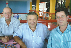 Em passagem por Nova Friburgo, o prefeito Cica Machado, ladeado pelo vice-prefeito Dr. Edson Cosendey e por Ruy Salvaya, todos de Cachoeiras de Macacu
