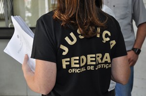 coluna, por motivos óbvios, não publica nesta edição a tradicional foto da menina do Massimo. 
Ela é substituída pelo flagrante do fotógrafo Carlos Mafort, registrando a camisa da oficial da Justiça Federal que notificou Dermeval Neto sobre o seu afastamento da Prefeitura.
A cidade destruída pela tragédia climática vive momento de gravidade política.