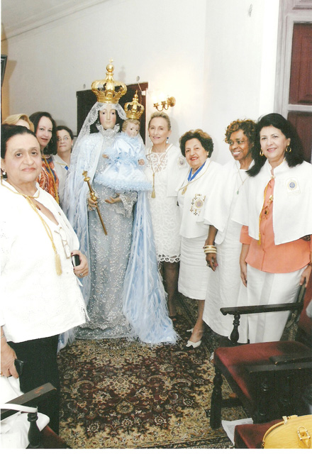 A imagem de Nossa Senhora da Glória do Outeiro cercada por senhoras da Imperial Irmandade.
A segunda à direita é Gladys Gervásio Miguel