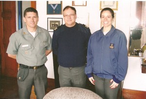 O diretor do Sanatório Naval, comandante Antonio Carlos Barbosa Nardin Lima, ladeado pelo vice-diretor comandante Paulo Arthur Braga Coelho Jr. e a comandante Cândida Cristina.