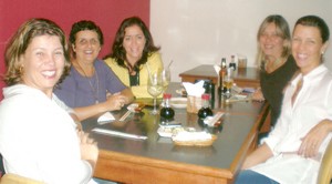 Karla Stutz, Jaqueline Patueli, Cândida Vahia de Abreu, Fernandinha e Liana Michete: brindando a vida no que ela oferece de melhor Karla Stutz, Jaqueline Patueli, Cândida Vahia de Abreu, Fernandinha e Liana Michete: brindando a vida no que ela oferece de melhor