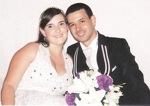 Casório rumo à felicidade
No dia 2 deste mês de abril, o simpático distrito itaocarense de Laranjais, esteve bastante movimentado. É que para satisfação das benquistas famílias dos casais Adyr Jardim de Medeiros & Luciléia Araújo de Medeiros e Paulo Roberto Barrias da Silva & Neuzimar Berriel da Silva, seus queridos filhos Eliani e Luciano se uniram matrimonialmente, em cerimônia religiosa acontecida na Igreja de São João Batista e depois, recepção na quadra poliesportiva daquela localidade.
Ao amável casal Eliani & Luciano (foto de José Luiz de Souza), nossos sinceros votos de eternas felicidades conjugais.
Casório rumo à felicidade
No dia 2 deste mês de abril, o simpático distrito itaocarense de Laranjais, esteve bastante movimentado. É que para satisfação das benquistas famílias dos casais Adyr Jardim de Medeiros & Luciléia Araújo de Medeiros e Paulo Roberto Barrias da Silva & Neuzimar Berriel da Silva, seus queridos filhos Eliani e Luciano se uniram matrimonialmente, em cerimônia religiosa acontecida na Igreja de São João Batista e depois, recepção na quadra poliesportiva daquela localidade.
Ao amável cas