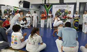A Associação de Capoeira Barravento inaugurou um novo espaço de aulas de capoeira em Nova Friburgo, na Academia Submerso, sob a direção do contramestre Fernando Emmerick Garganta. Na inauguração, presença de grandes mestres de Niterói, como Evaldo Bogado. Aulas, segundas, quartas e sextas-feiras para homens, mulheres e crianças
A Associação de Capoeira Barravento inaugurou um novo espaço de aulas de capoeira em Nova Friburgo, na Academia Submerso, sob a direção do contramestre Fernando Emmerick Garganta. Na inauguração, presença de grandes mestres de Niterói, como Evaldo Bogado. Aulas, segundas, quartas e sextas-feiras para homens, mulheres e crianças