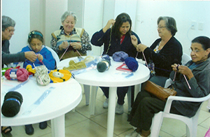 HUMANITÁRIA DOS OPERÁRIOS
A Sociedade União Beneficente Humanitária dos Operários, presidida por Sebastião Correa, tem tido o seu projeto “Tardes felizes” muito concorrido.
Na reunião do mês de maio as habilidosas senhoras confeccionaram gracioso cachecol.
A próxima reunião está agendada para dia 27 de junho, quando acontecerá divertido bingo. Lindas prendas já foram doadas pelas senhoras Cândida Vahia de Abreu, Franciane Xavier e Penha Mattos.