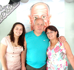 Chicão do Fogão festejou meio século

Reunindo familiares e amigos mais próximos, o admirado empresário do ramo de esquadrias de alumínio e vidraçaria de Conselheiro Paulino, Francisco de Assis Neves Rodrigues, o grande botafoguense Chicão, festejou alegremente na tarde/noite de sábado, 10, na sede do social do Nova Friburgo FC, seus 50 anos de idade que, na verdade, completou ontem, 12.
Ao prezado Chicão, na foto de Vagner Pereira diante de uma bela charge que lhe fizeram alusiva à especial ocasião e la