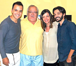 Níver de admirado friburguense que brilha em Juiz de Fora 

Ontem, dia 13, quem completou mais um aniversário nos belos e progressistas recantos mineiros de Juiz de Fora, onde se encontra radicado há anos, foi o bom amigo e friburguense de nascimento José Carlos Oliveira, que começou sua brilhante carreira de locutor e comunicador da Rádio Friburgo AM e depois passou pelas mais importantes emissoras de rádio e televisão do Brasil. Atualmente, o talentoso “ZCarlos” atua como celebrante em casamentos, mestr