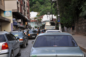 Na tentativa de melhorar o fluxo de veículos na Rua Monte Líbano, a Autran inverteu a mão da antiga Rua São João e também eliminou o estacionamento do lado esquerdo na Farinha Filho.
Está faltando agora uma providência mais radical: fiscalizar a própria Monte Líbano, onde impera o desrespeito da fila dupla de veículos.
Reparem o flagrante fotográfico mostrando que, quando o ônibus para no ponto para recolher os usuários, a confusão se estabelece por conta dos carros parados na pista da esquerda, impedindo