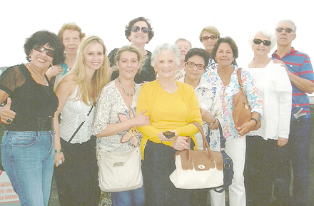 Helena Trigo Ruiz ladeada por Libaneza Namem, Dorinda Vasconcelos, Carlota Marques, Altinéia Miranda, Fátima Vasconcelos, Micheli e Fátima Vasconcelos, Augusta Varella, Ângela Paula de Jesus Ruiz, Marisa Serafim e Cleide-Carlos Alberto Gomes Oliveira 