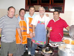 Amigos das quartas com novo reforço na cozinha
Na semana passada, os “Bons Amigos”, que se reúnem nas noites das quartas-feiras na sede recreativa da Maçonaria, no bairro Lagoinha, para descontraídos bate-papos, saboreando sempre pratos deliciosos, curtiram uma surpresa e atração toda especial.
É que o empresário Jairo Linhares, dono da fábrica de refrigerantes Eice de Bom Jardim, que inclusive levou o delicioso guaraná que produz para todos degustarem, esteve presente e, mais que simplesmente comparecer, deu show como mestre-cuca, preparando uma surpreendente e deliciosa “Sopa de Tomate”, com nada menos que quinze quilos do fruto, três dúzias de ovos e diversos outros ingredientes.
No registro fotográfico, vemos se juntando aos já tradicionais chefs Bianor, Canal, Toti e Domenico, o também craque da cozinha agora incorporado àquela turma boa das quartas, Jairo Linhares. Nota dez com louvor! Amigos das quartas com novo reforço na cozinha
Na semana passada, os “Bons Amigos”, que se reúnem nas noites das quartas-feiras na sede recreativa da Maçonaria, no bairro Lagoinha, para descontraídos bate-papos, saboreando sempre pratos deliciosos, curtiram uma surpresa e atração toda especial.
É que o empresário Jairo Linhares, dono da fábrica de refrigerantes Eice de Bom Jardim, que inclusive levou o delicioso guaraná que produz para todos degustarem, esteve presente e, mais que simplesmente comparecer,