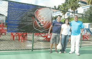 A homenagem de Marilia-Marcelo Ventura e filhos ao sogro, pai e avô Toni Ventura durante a inauguração da Quadra Poliesportiva Toni Ventura