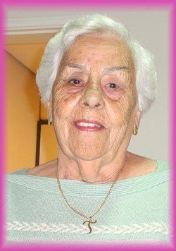 Amanhã, a srª Thereza
chega aos seus 90 anos
Amanhã, 23 de junho, a família Osório e muitos dos seus amigos celebram uma data muito especial, pela existência de alguém muito especial. É que a querida srª Thereza Osório (foto) estará, para felicidade de todos, completando seus lindos e maravilhosos 90 anos de idade.
Já seria um privilégio, para nós, tal comemoração. Mas não apenas seus familiares estão abraçando-a nesse dia. Quantos e quantos corações ficaram e ficam alegres por sua presença? Quantas dores foram amenizadas através de suas palavras de incentivo e de carinho? Queremos todos, familiares e amigos, dizer apenas uma palavra: OBRIGADO! Que Deus, em sua infinita bondade continue a abençoá-la... hoje e sempre!.
Com esta mensagem e lindas palavras, familiares desejam, como também os amigos, todas as felicidades do mundo para a sempre amada dona Thereza Osório.
Amanhã, a srª Thereza
chega aos seus 90 anos
Amanhã, 23 de junho, a família Osório e muitos dos seus amigos celebram uma data muito especial, pela existência de alguém muito especial. É que a querida srª Thereza Osório (foto) estará, para felicidade de todos, completando seus lindos e maravilhosos 90 anos de idade.
Já seria um privilégio, para nós, tal comemoração. Mas não apenas seus familiares estão abraçando-a nesse dia. Quantos e quantos corações ficaram e ficam alegres por sua presença? Quantas dore