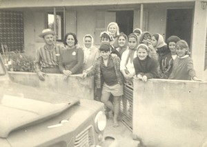Em 1969, o saudoso casal Zeir-Wilton Pirazzo recebendo na residência de verão, em Araruama, a professora Olga Bastos e alunos do Colégio Cêfel Em 1969, o saudoso casal Zeir-Wilton Pirazzo recebendo na residência de verão, em Araruama, a professora Olga Bastos e alunos do Colégio Cêfel
