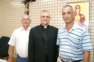 D. EDNEY MATTOSO
O bispo de Nova Friburgo, dom Edney Mattoso, na véspera de sua posse gentilmente recebeu a imprensa da região para uma coletiva.
Falando sobre suas metas e objetivos, dom Edney demonstrou serenidade e espírito evangelizador.
Palavras de dom Edney Mattoso, como Evangelizar pelo testemunho, pelo exemplo, causaram emoção e a certeza de que a Diocese de Nova Friburgo está entregue a um grande pastor.
O encontro foi no dia 12, mesma data em que o bispo comemora a sua sagração.
Bem-vindo, dom Edney Mattoso!
Foto: Dom Edney Mattoso, ladeado por Licinio José da Silva e José Duarte, este da equipe de A VOZ DA SERRA D. EDNEY MATTOSO
O bispo de Nova Friburgo, dom Edney Mattoso, na véspera de sua posse gentilmente recebeu a imprensa da região para uma coletiva.
Falando sobre suas metas e objetivos, dom Edney demonstrou serenidade e espírito evangelizador.
Palavras de dom Edney Mattoso, como Evangelizar pelo testemunho, pelo exemplo, causaram emoção e a certeza de que a Diocese de Nova Friburgo está entregue a um grande pastor.
O encontro foi no dia 12, mesma data em que o bispo comemora a sua sagração.
Bem-vindo, do