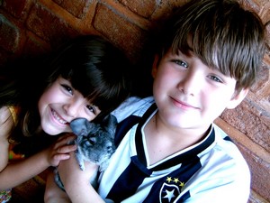 Joshua, nota dez com seus 10 anos
Apesar do pequeno atraso, registramos com carinho o décimo aniversário, que no último dia 17 completou, do querido garotão e animado botafoguense Joshua Milagres, na foto junto da linda irmã, Melina, e segurando seu chinchila, Ben.
Ao super Joshua, aplicado aluno do Colégio Modelo, filho da simpática Vanessa, neto amado da vovó coruja Rosangela, bisneto do srº Eraldo e sobrinho amado dos queridos tios, Danielle e Philippe, que encontram-se em Curitiba/PR, nossas felicitaç