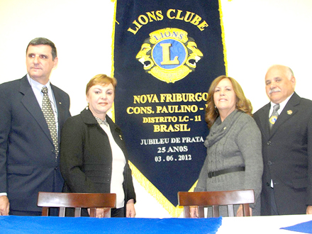 [b]Lions Clube CP com 25 anos e nova diretoria empossada[/b]

Na noite do último dia 13, sexta-feira, no Restaurante Ouro Preto Grill, o Lions Clube NF Conselheiro Paulino realizou concorrida assembleia festiva, que marcou as comemorações do Jubileu de Prata daquele clube de serviço, assim como também a posse de sua nova diretoria para o Ano Leonístico 2012/2013.
Com isso, o novo presidente que substitui o Cl. Álvaro Moreira é o Cl. Rômulo Agrello, que conta com sua seguinte diretoria: 1ª Vice-Presidente