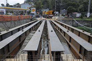 VIGAS NO LUGAR - As seis vigas metálicas com 28 metros e 18 toneladas cada uma foram instaladas na ponte de Conselheiro Paulino, principal acesso ao distrito, no último sábado, 21. Foi uma operação complicada, muito complicada. É que o guindaste e uma carreta que trazia outros equipamentos para a instalação das vigas foram apreendidos e lacrados pelo Batalhão de Polícia Rodoviária de Theodoro de Oliveira por estarem sem uma das licenças de circulação em rodovia estadual. A operação, que seria iniciada às 10