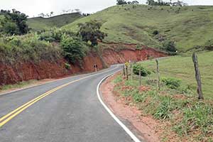 Foram entregues segunda-feira, 23, pelo estado, as obras de drenagem, terraplenagem e pavimentação na RJ-144, ligando os municípios de Carmo e Duas Barras. Foram 22 quilômetros de recuperação, cujas intervenções custaram R$ 17,5 milhões. A via também é importante para municípios vizinhos, como Nova Friburgo e Bom Jardim
