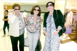 No Shoppping Leblon, em compras, as elegantes amigas Elizabeth Côrtes Teixeira, Beth Faria e Helena Trigo Ruiz