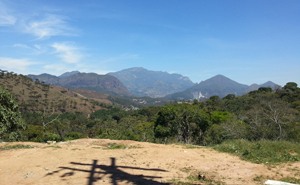 Cenas de Nova Friburgo em olhar. Essa é a incrível vista da localidade do Nova Suíça, popularmente conhecida como Morro do Camundongo. Pedra do Imperador e Caledônia, lado a lado. Um show da natureza!