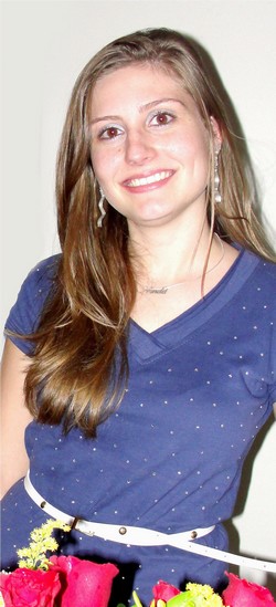 Nossa Fernanda com nova idade
Neste sábado, dia 23, a filha deste colunista e de Maria José, Fernanda Spitz Dias (foto), recém-formada em engenharia civil para a nossa felicidade, comemorou junto a familiares seus belos 24 anos de idade como um maravilhoso presente de Deus para todos nós.
À querida Fernanda, que inclusive já trabalha no Rio em grande empresa voltada para projetos de centrais elétricas e recursos hídricos, nossos parabéns com votos de muitos sucessos e um mundo de felicidades como ela bem merece. Nossa Fernanda com nova idade
Neste sábado, dia 23, a filha deste colunista e de Maria José, Fernanda Spitz Dias (foto), recém-formada em engenharia civil para a nossa felicidade, comemorou junto a familiares seus belos 24 anos de idade como um maravilhoso presente de Deus para todos nós.
À querida Fernanda, que inclusive já trabalha no Rio em grande empresa voltada para projetos de centrais elétricas e recursos hídricos, nossos parabéns com votos de muitos sucessos e um mundo de felicidades como ela bem
