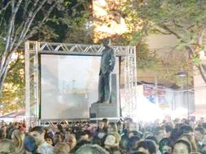 Na frente do telão tinha uma estátua. Tinha uma estátua na frente do telão. Além da criticada posição de algumas barracas, muitas críticas à disposição dos telões no show do padre Fábio de Melo. Definitivamente, Nova Friburgo não tem um espaço ideal para suas grandes festas 
