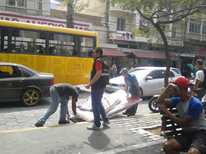 FAIXA LIMPA
Na tarde de ontem, 25, fiscais do TRE recolheram diversos cavaletes e painéis de propaganda eleitoral nas ruas do centro da cidade.
A medida atende a diversas reclamações por parte da população de que a campanha estaria abusiva, prejudicando o direito de ir e vir da população.