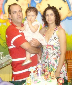 Valentina festejou 1º aninho
No dia 19 passado, bela e animadíssima festa no Salão do Grupo de Promoção Humana (GPH) do Cônego, marcou as comemorações do 1º aninho de linda gatinha Valentina, vista na foto junto aos seus queridos pais, o amável casal Renato Pimenta e Andréia Chaves.
Assim como desejou a sua madrinha, Roseli Werneck, que a adora, desejamos um mundo de felicidades para a bonequinha Valentina, assim como seus pais e demais familiares. Valentina festejou 1º aninho
No dia 19 passado, bela e animadíssima festa no Salão do Grupo de Promoção Humana (GPH) do Cônego, marcou as comemorações do 1º aninho de linda gatinha Valentina, vista na foto junto aos seus queridos pais, o amável casal Renato Pimenta e Andréia Chaves.
Assim como desejou a sua madrinha, Roseli Werneck, que a adora, desejamos um mundo de felicidades para a bonequinha Valentina, assim como seus pais e demais familiares.