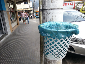 Cenas de Nova Friburgo em olhar. Enquanto o poder público não resolve, a população toma providências. Na Rua Presidente Vargas, em Olaria, há uma carência enorme de lixeiras, assim como em toda a cidade. Por não serem atendidos pelas secretarias da Prefeitura e órgãos competentes, os comerciantes e moradores instalaram sua própria lixeira
