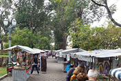 Cenas de Nova Friburgo em olhar. A tradicional feirinha de artesanato da praça continua movimentando a economia dos artistas locais. Artesanatos, roupas e doces recebem muito bem os turistas em uma das mais belas praças do estado
