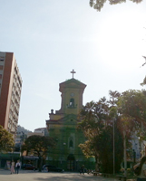 Cenas de Nova Friburgo em olhar. E a matriz de São João Batista, padroeiro de nossa cidade, vai mudando de cor. O amarelo mais intenso, característico da fundação da igreja, já toma conta das paisagens do centro de Nova Friburgo