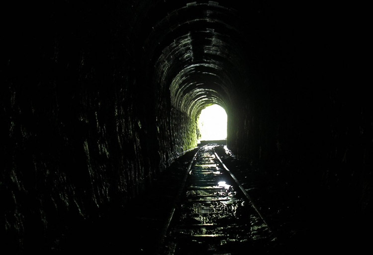 Surge uma luz no fim do túnel Foto de capa