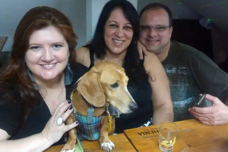 Fabiana e seu cão Tartufo com amigos na mesa de bar (Foto: Arquivo pessoal)