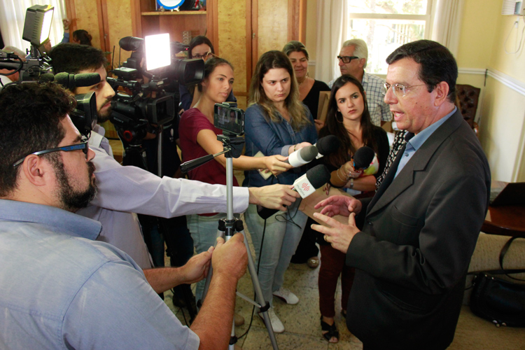 O prefeito Renato Bravo concedeu entrevista coletiva para explicar o projeto (Foto: Daniel Marcus)