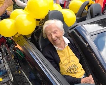 Dona Brigitte, de 102 anos, desfilou pelo extinto Cêfel