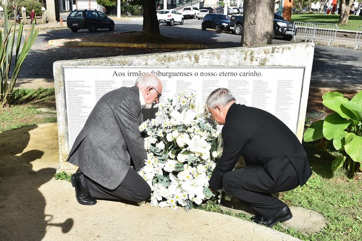 Flores no Memorial às vítimas da tragédia