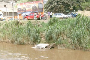 Carro é retirado do Bengalas após tragédia