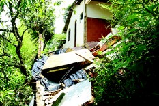 Queda de barreira e rachaduras em terreno deixam temerosos moradores da Granja do Céu