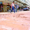 Depois do mutirão de limpeza, lama e detritos voltam a sujar ruas do Centro