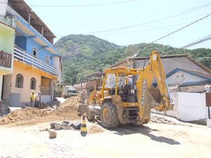 Prefeitura de Trajano de Moraes melhora ruas com manilhamentos e construção de bueiros