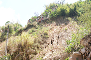 Marcas da tragédia de 2011 ainda podem  ser vistas em vários pontos da Vilage