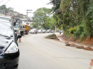 Trabalho de remoção de terra e entulhos das ruas da cidade