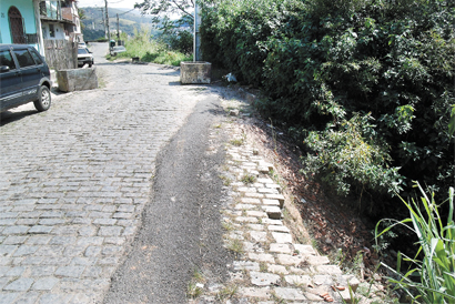 No Parque das Flores, associação de moradores reclama de asfalto ruim e demora para conter encosta