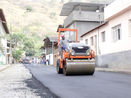 Prefeitura pavimenta a asfalto demais ruas da cidade