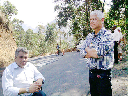 Governo municipal comemora asfaltamento na estrada que liga Catarcione a Varginha 