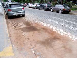 Várias ruas do Centro continuam com restos de lama e poeira