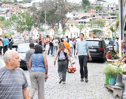 Flores, velas, orações e emoção foram a tônica do Dia de Finados